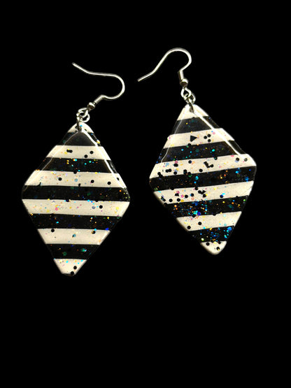 It’s Show Time Earrings - Beautiful Disaster 